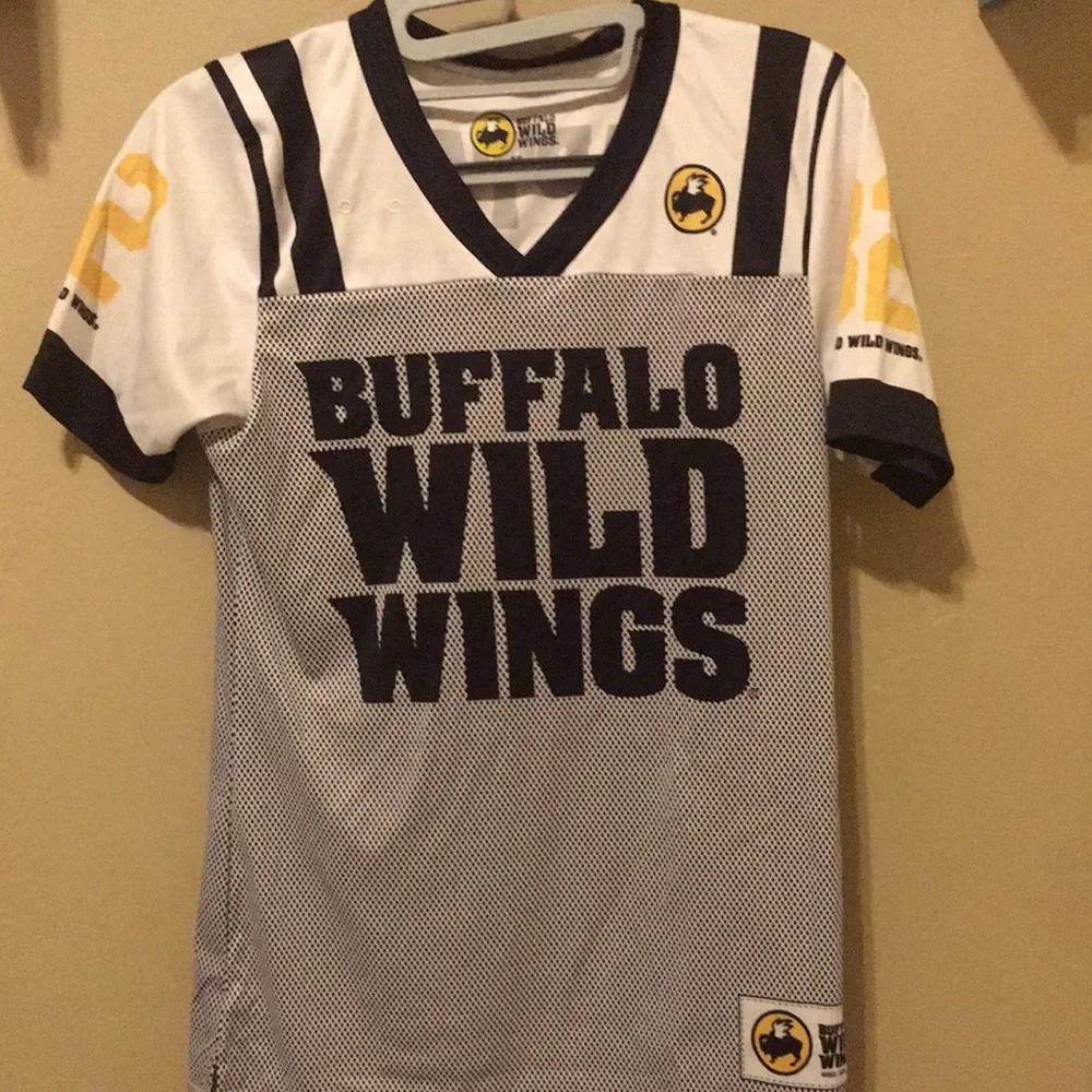 BUFFALO WILD WINGS アメリカンフットボールシャツ 82 Buffalo Wild Wings Womens Football Jersey #82 Shirt Size Small | eBay